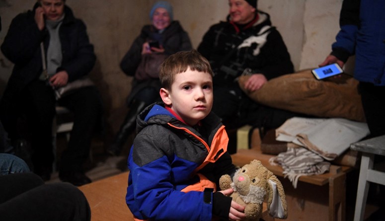 طفل أوكرانيّ في ملجأ (أ ف ب).
