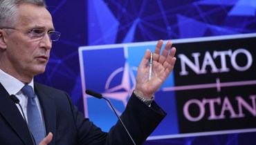 ستولتنبرغ متكلما خلال صحافي في مقر الناتو في بروكسيل (25 شباط 2022، ا ف ب). 
