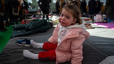 طفلة تبكي في مأوى موقت للاجئين الأوكرانيين عند المعبر الحدودي في أوبلا شرق سلوفاكيا (27 شباط 2022، ا ف ب). 