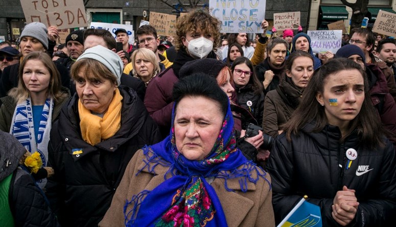 تظاهرة ضد الغزو الروسي لأوكرانيا في ساحة فنسيسلاس في براغ (27 شباط 2022، ا ف ب).