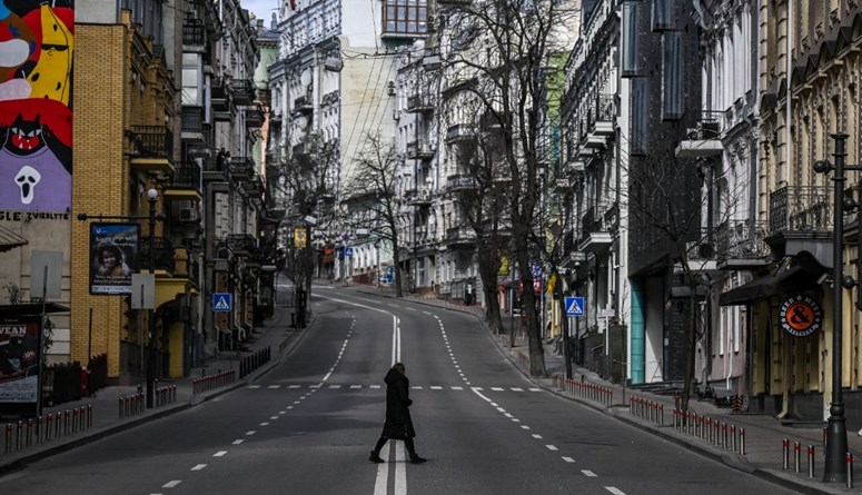 مدني يعبر شارعًا مقفرا في وسط مدينة كييف (27 شباط 2022، ا ف ب).