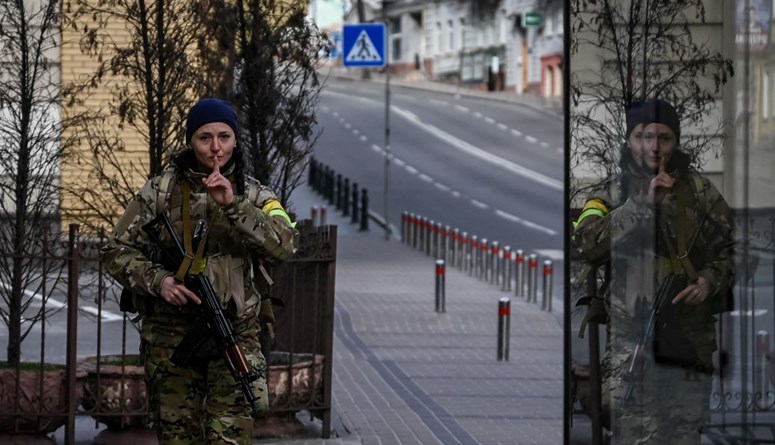 عناصر من القوات الأوكرانية يقومون بدوريات في شوارع ساحة ميدان في كييف (27 شباط 2022، ا ف ب).