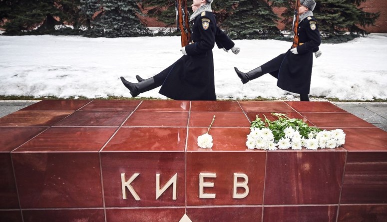جنود من حرس الشرف الروس خلال مراسم تغيير الحراس في قبر الجندي المجهول بجوار جدار الكرملين في وسط موسكو (26 شباط 2022، ا ف ب).
