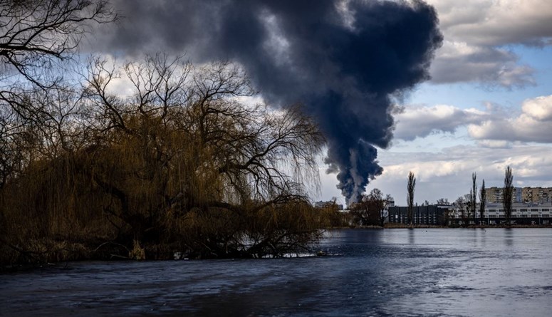 دخان يتصاعد فوق بلدة فاسيلكيف خارج كييف، بعدما قصف روسي ليلي على مستودع للنفط (27 شباط 2022،أ ف ب).