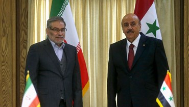 شمخاني ومملوك (الى اليمين) خلال لقائهما في طهران (27 شباط 2022، أ ف ب). 