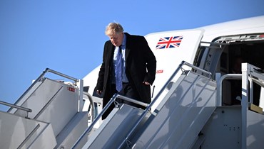 جونسون لدى وصوله إلى مطار وارسو شوبان في وارسو في بولندا (1 آذار 2022، أ ف ب). 