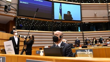 ميشال يستمع إلى زيلينسكي متكلما عبر الفيديو خلال جلسة عامة خاصة للبرلمان الأوروبي في مقر الاتحاد الأوروبي في بروكسيل (1 آذار 2022، أ ف ب). 