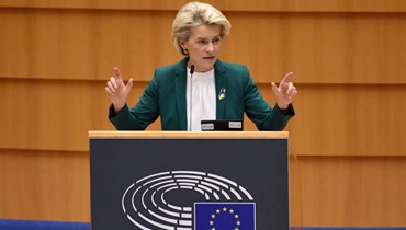 فون دير لايين متكلمة خلال جلسة عامة للبرلمان الأوروبي في مقر الاتحاد الأوروبي في بروكسيل (1 آذار 2022، أ ف ب). 