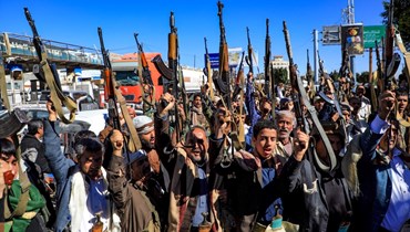 مؤيدون للحوثيين رفعوا أسلحتهم خلال تجمع في العاصمة صنعاء للاحتجاج على تدخل التحالف بقيادة السعودية في بلادهم (27 ك2 2022، أ ف ب). 