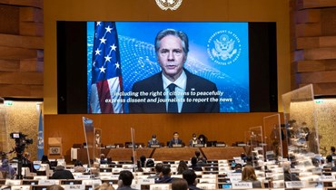 بلينكن يظهر على الشاشة ملقيا كلمة عن بعد، خلال اجتماع لمجلس حقوق الإنسان في المقر الأوروبي للأمم المتحدة في جنيف (1 آذار 2022، أ ف ب). 