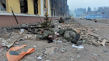 جثث الجنود الروس ملقاة خارج مدرسة دمّرت نتيجة القتال على مقربة من وسط مدينة خاركيف الأوكرانية (أ ف ب).