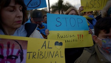 متظاهرون يحتجون على الغزو الروسي لأوكرانيا في ساحة لا مارينا في مالقة بإسبانيا (28 شباط 2022، أ ف ب).