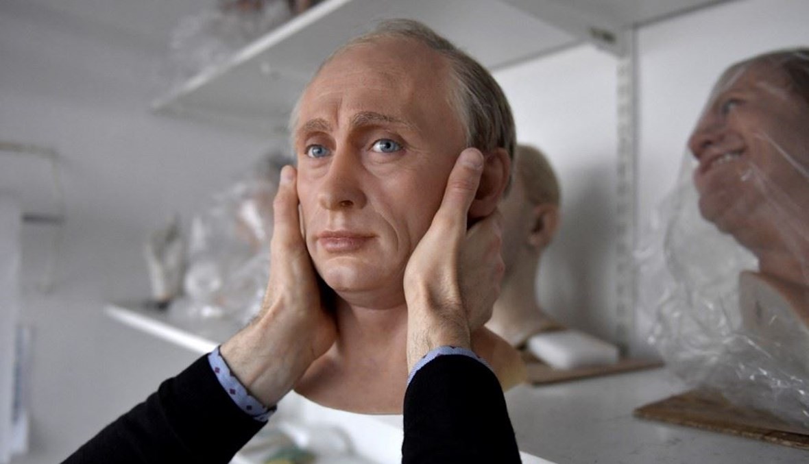 موظف في متحف جريفين يحزم تمثالًا من الشمع للرئيس الروسي فلاديمير بوتين قبل تخزينه في الحجز (أ ف ب).