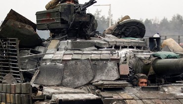 دبابة أوكرانية تسير باتجاه خط المواجهة مع القوات الروسية في منطقة لوغانسك، أوكرانيا (25 شباط 2022 - أ ف ب).