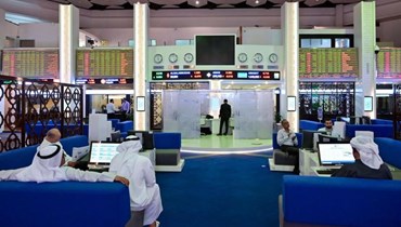 متابعة الأسواق المالية في بورصة دبي (أ ف ب).