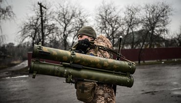 جندي أوكراني يحمل قاذفة مضادة للدبابات على خط المواجهة شمال شرق كييف (3 آذار 2022، أ ف ب). 
