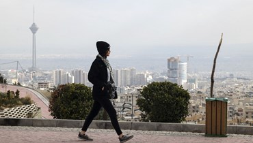 شابة تمشي في حديقة بارفاز في طهران (27 شباط 2022، أ ف ب). 