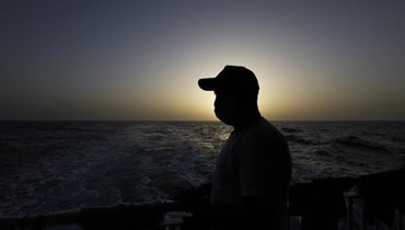 وليد، وهو مهاجر تونسي، ينظر إلى البحر الأبيض المتوسط من على ظهر سفينة الإنقاذ "جيو بارنتس" (22 ايلول 2021، أ ب). 