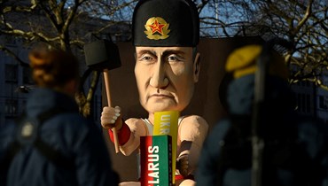 قناع "كرنفال" يصوّر الرئيس الروسي فلاديمير بوتين وهو يقرع الطبول على دول الاتحاد السوفيتي السابق، في وسط مدينة كولونيا غرب ألمانيا (28 شباط 2022 - أ ف ب).