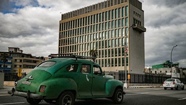 سيارة أميركية قديمة تمرّ أمام السفارة الأميركية في هافانا (2 آذار 2022 -أ ف ب).