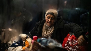 امرأة في قطار يقلّ اللاجئين من أوكرانيا في محطة السكك الحديدية الشمالية في بوخارست (4 آذار 2022- أ ف ب).