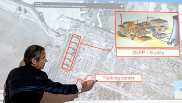 المدير العام للوكالة الدولية للطاقة الذرية رافائيل غروسي، يشير إلى خريطة لمحطة الطاقة الأوكرانية زابوريجيا وهو يُطلع الصحافة على حال محطات الطاقة النووية في أوكرانيا، في مقرّ الوكالة في فيينا (4 آذار 2022- أ ف ب).