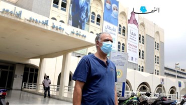 من أمام مستشفى الحريري (حسن عسل).