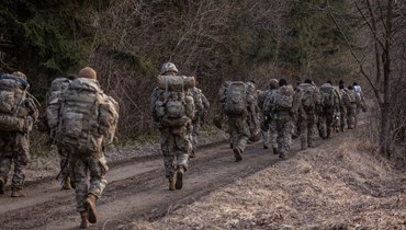 جنود أميركيون بالقرب من معسكر عسكري في أرلامو، جنوب شرق بولندا بالقرب من الحدود مع أوكرانيا (3 آذار 2022- أ ف ب).