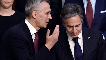 ستولتنبرغ يكلم بلينكن قبل التقاط صورة جماعية مع وزراء خارجية آخرين في مقر الناتو في بروكسيل (4 آذار 2022، أ ف ب). 