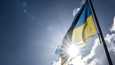 رفع العلم الأوكراني في نانت غرب فرنسا خلال تجمع داعم لأوكرانيا (4 آذار 2022، ا ف ب). 