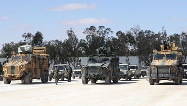 عناصر من القوات المسلحة الليبية الموالية للحكومة المتمركزة في طرابلس يشاركون في عرض تخرج عسكري في مدينة مصراتة شمال غرب ليبيا (3 آذار 2022، أ ف ب).