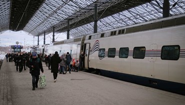 ركاب ينزلون من قطار أليغرو في محطة القطارات المركزية في هلسنكي بفنلندا (3 آذار 2022، أ ف ب).