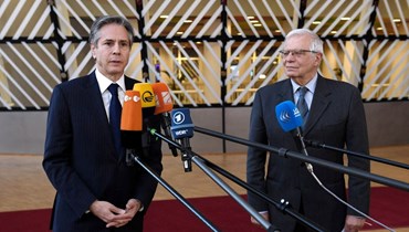 بلينكن (الى اليسار) وبوريل يصرحان لوسائل الإعلام قبل اجتماع في مبنى الاتحاد الأوروبي في بروكسيل (4 آذار 2022، أ ف ب).