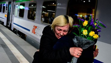 امرأة في محطة القطار الرئيسية في برلين بعد عبورها الحدود الأوكرانية (أ ف ب).