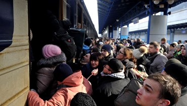 أشخاص يحاولون ركوب قطار إجلاء في محطة القطارات المركزية في كييف (4 آذار 2022، ا ف ب). 