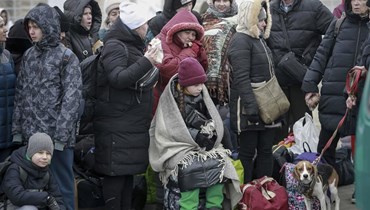 لاجئون أوكرانيون ينتظرون في محطة للقطارات على الحدود الأوكرانية-البولندية أمس (أ ب).