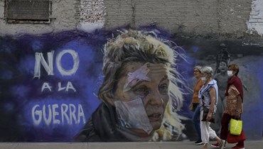 جدارية "لا للحرب" للرسام ماهيميليانو بانيزو في بوينس آيرس (5 آذار 2022- أ ف ب).