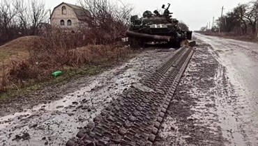 لقطة شاشة من فيديو نشرته وزارة الدفاع الروسية في 4 آذار 2022، وتظهر دبابة مدمرة للجيش الأوكراني في مستوطنة غنوتوفو خارج ماريوبول (أ ف ب). 