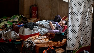  لاجئون من أوكرانيا يستريحون في مأوى موقت في محطة القطارات الرئيسية في كراكوف في بولندا (6 آذار 2022، أ ف ب).  