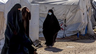 نساء يمشين داخل معتقل روج شمال شرق سوريا (9 شباط 2022، أ ب). 