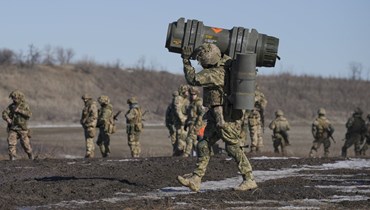 جندي أوكراني يحمل صاروخ "أن لو" المضاد للدبابات خلال تمارين عسكرية، 15 شباط 2022 - "أ ب"