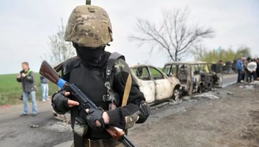 جنديّ أوكرانيّ خلال الحرب مع روسيا يحمل بندقيته ويرتدي بزّته العسكريّة (أ ف ب).