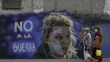 جدارية في الأرجنتين لسيدة أوكرانية مصابة (أ ف ب)