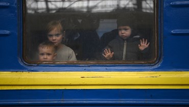 قطار يغادر محطة لفيف غرب أوكرانيا، في طريقه إلى بلدة أوزهورود بالقرب من الحدود مع سلوفاكيا (3 آذار 2022 - أ ف ب).