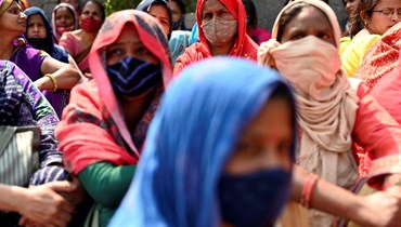 مظاهرة نسائية بالقرب من مقرّ إقامة رئيس وزراء دلهي أرفيند كيجريوال في نيودلهي للمطالبة بتحسين المرافق وظروف العمل للنساء (7 آذار 2022- أ ف ب).
