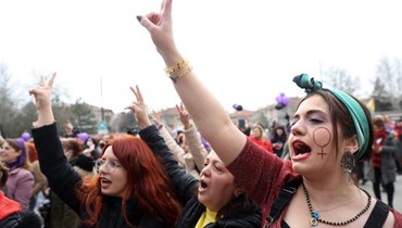 نساء تركيات يتظاهرن (أ ف ب).