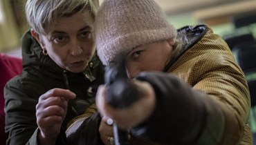 مدنيون يتدربون على استخدام السلاح في مدينة لفيف الأوكرانية أمس (أ ب).  
