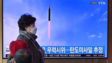 شاشة تعرض بثّاً إخبارياً لتجربة صاروخ كوري شمالي، في محطة سكة حديد في سيول (5 آذار 2022- أ ف ب).