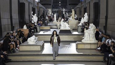 كنزات مربوطة عند الخصر وقمصان بولو فوق فساتين السهرة في عرض  "Louis Vuitton" لمجموعتها من أزياء الخريف (صور)