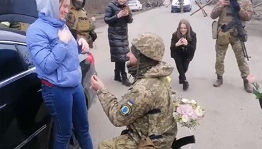 جنديّ أوكرانيّ يطلب يد حبيبته للزواج